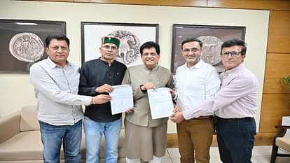 सेब उत्पादकों के प्रतिनिधिमंडल ने केंद्रीय मंत्री पीयूष गोयल से भेंट की।