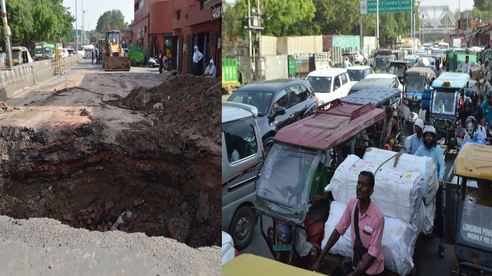 Jam due to collapse of drain on Yamuna Kinara Marg 20 minutes to cover a distance of 2 minutes