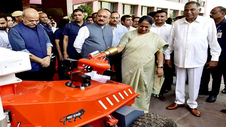 Delhi: दमकल विभाग का नया रक्षक बना स्वदेशी रोबोट 'आर्मर', ऑटोमैटिक नेविगेशन सिस्टम की मदद से अब जल्द बुझेगी आग
