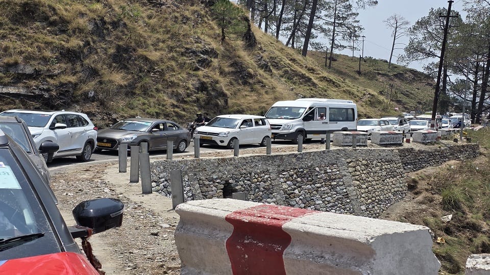 Long traffic jam on Bhawali-Nainital road
