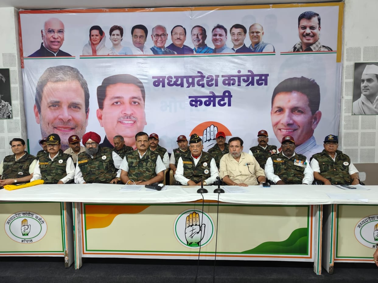 Bhopal: Ex-servicemen protested against the statements of Minister Shah and Deputy CM, warned to take to the s