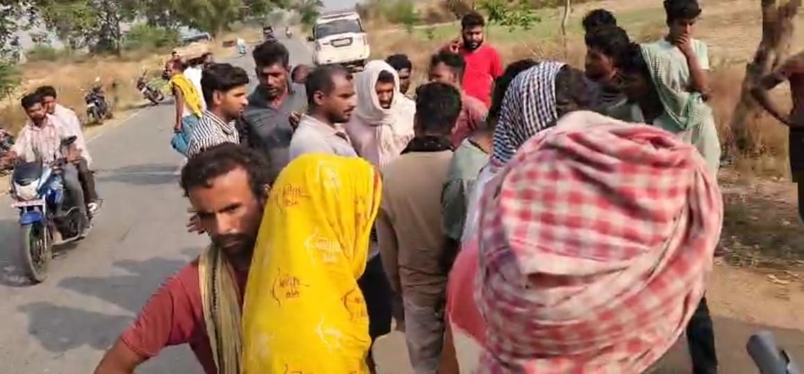 Bihar News: Tractor overturned on bike in Rohtas, two youths died on the spot: Bihar Road Accident News