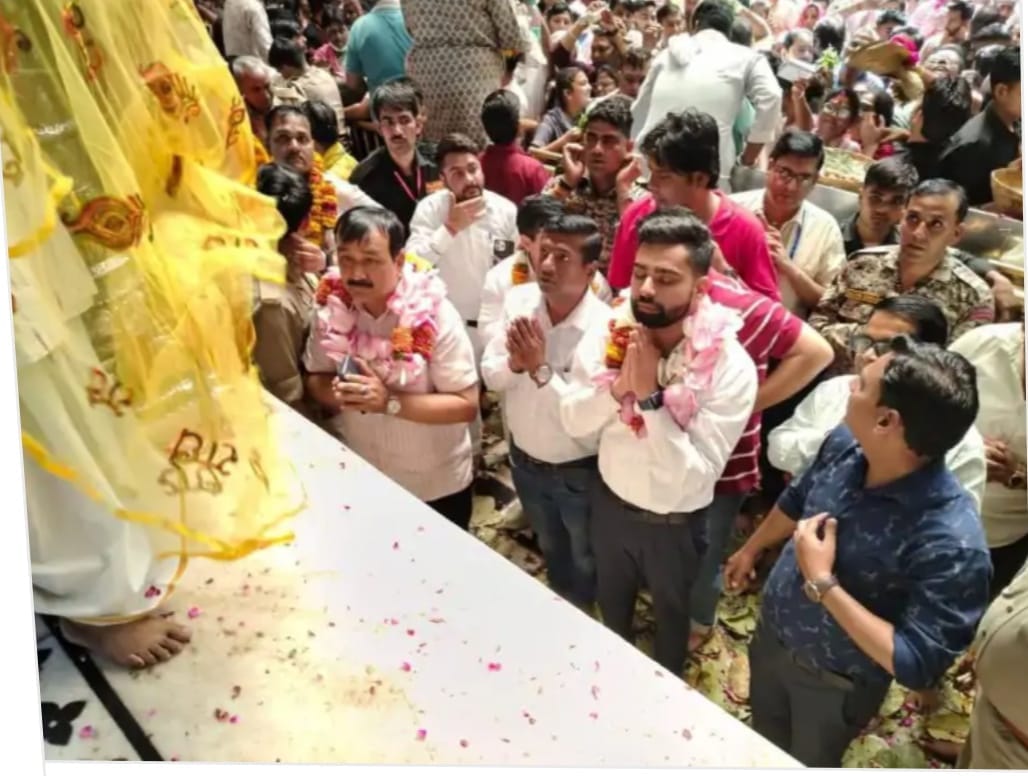 newly arrived Municipal Commissioner took charge After visiting Bihariji temple