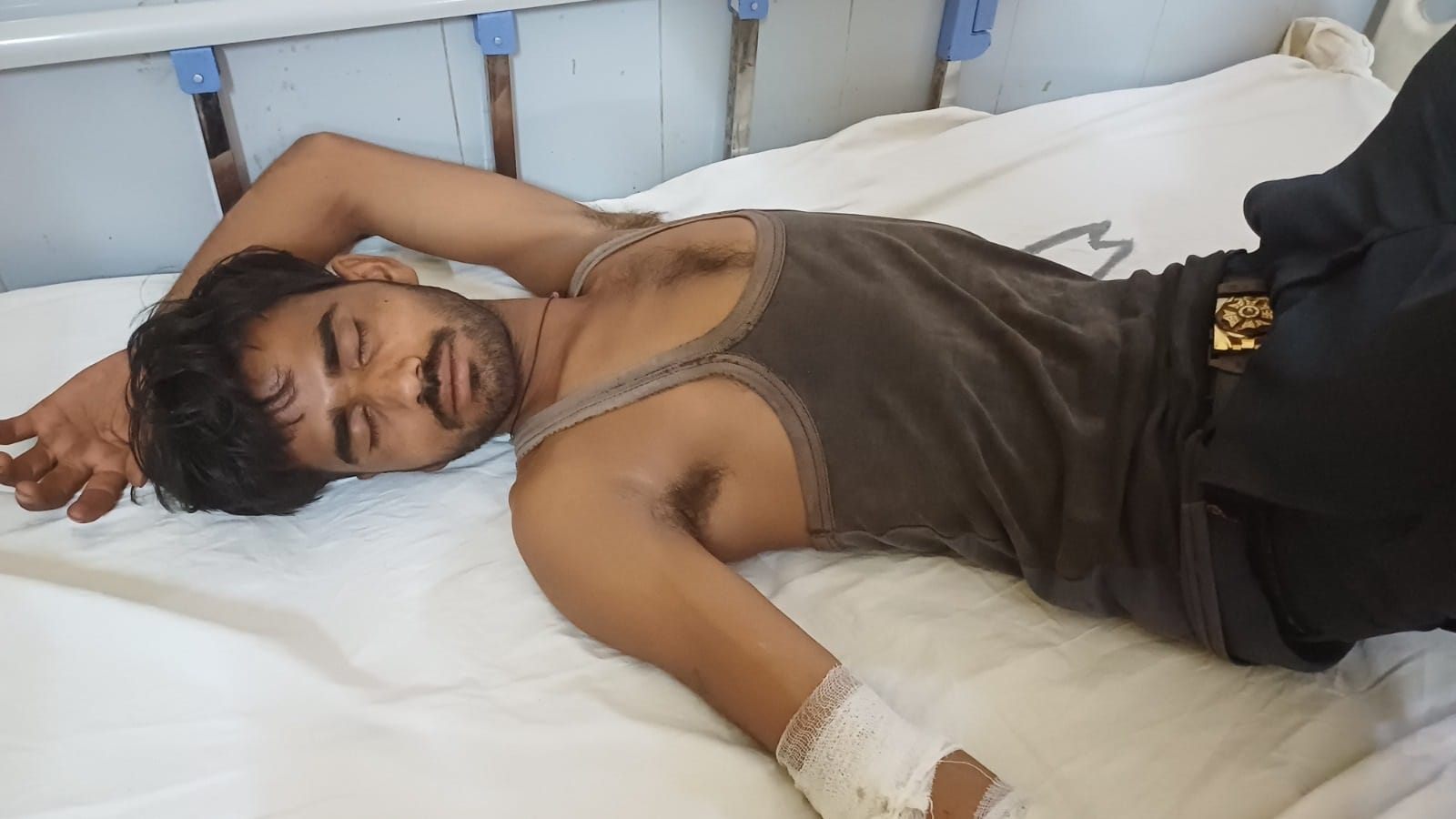 Bulandshahr Road Accident Eicher Canter Crashes Truck carrying UP Laborers from Punjab UP News in Hindi