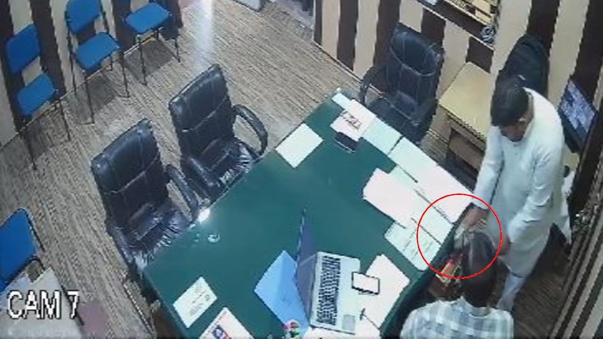 Video of an executive engineer taking money from contractor goes viral in Bareilly