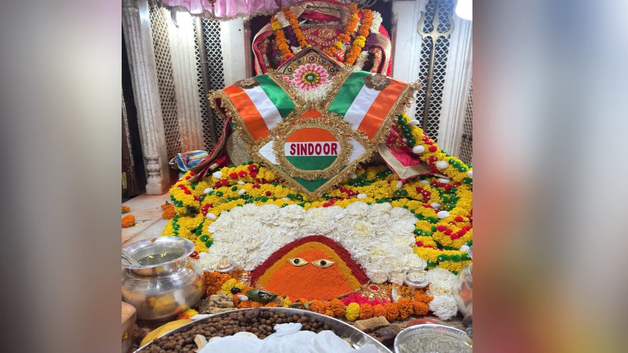 Himachal: Patriotism in Chintapurni temple... Offered a garland with tricolour and vermillion written on the p