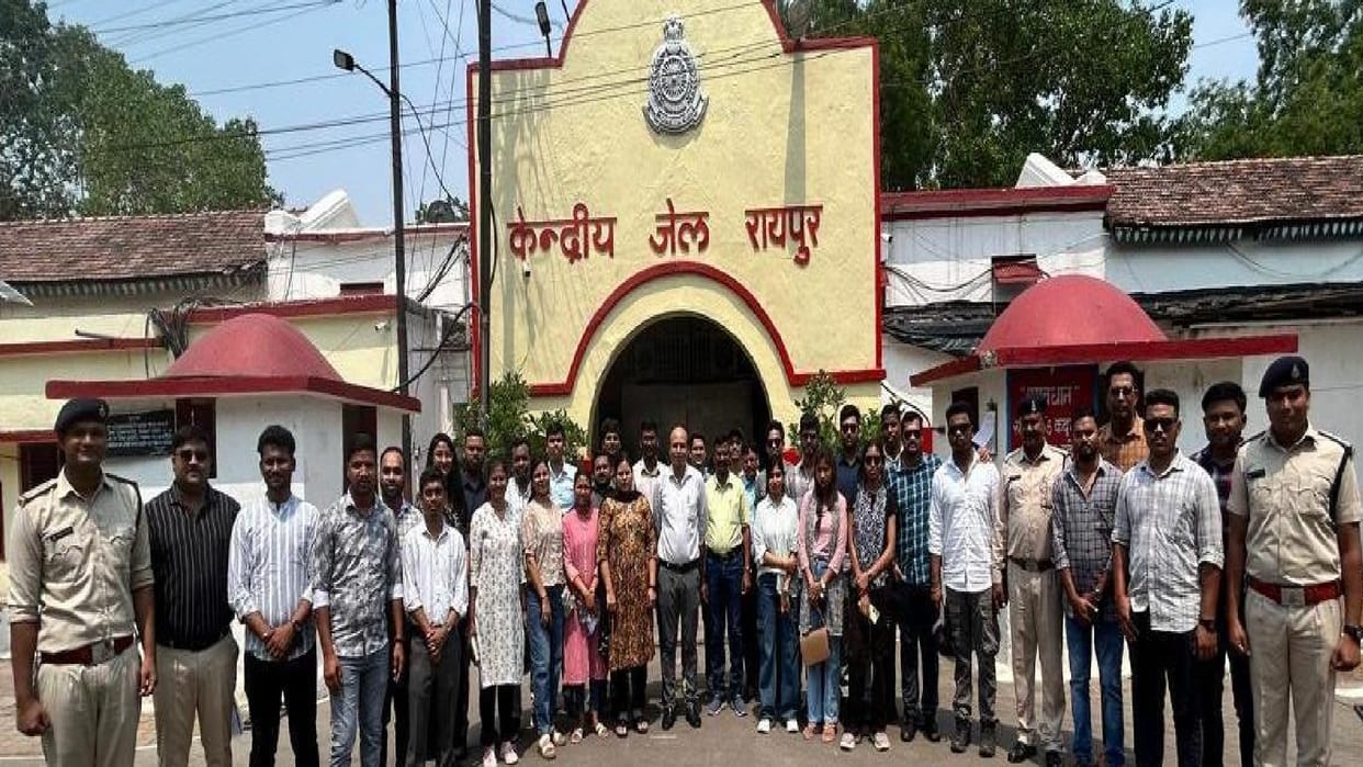 Trainee officers selected from Public Service Commission made an educational tour to Central Jail Raipur