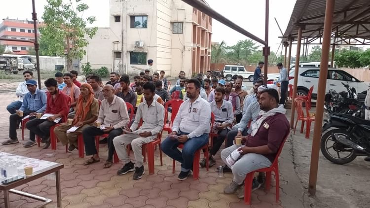 Raipur News: मालवाहक वाहनों के मालिक और चालकों का थाना परिसर लिया गया मीटिंग