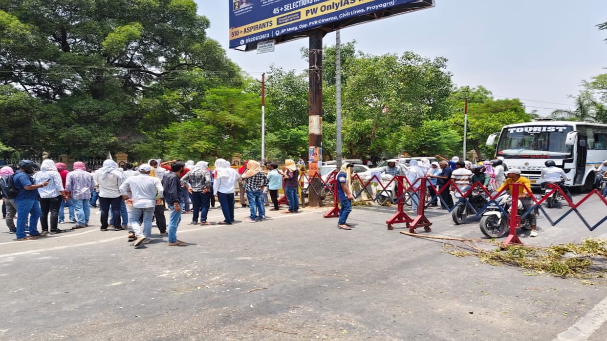 Students of KPUC hostel took to the streets in protest against the deadly attack on a student, blocked Lucknow