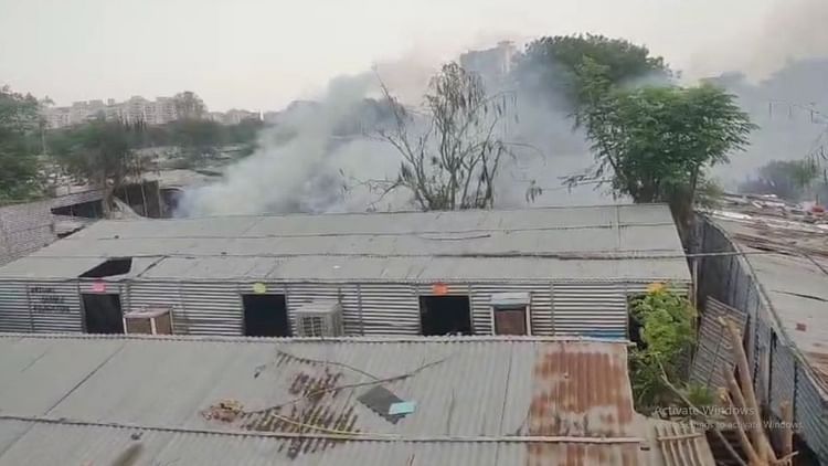 Gurugram: खाना बनाते समय एक झुग्गी में लगी आग, चपेट में आईं 35 अवैध झुग्गियां जलकर हुईं खाक; देखें वीडियो
