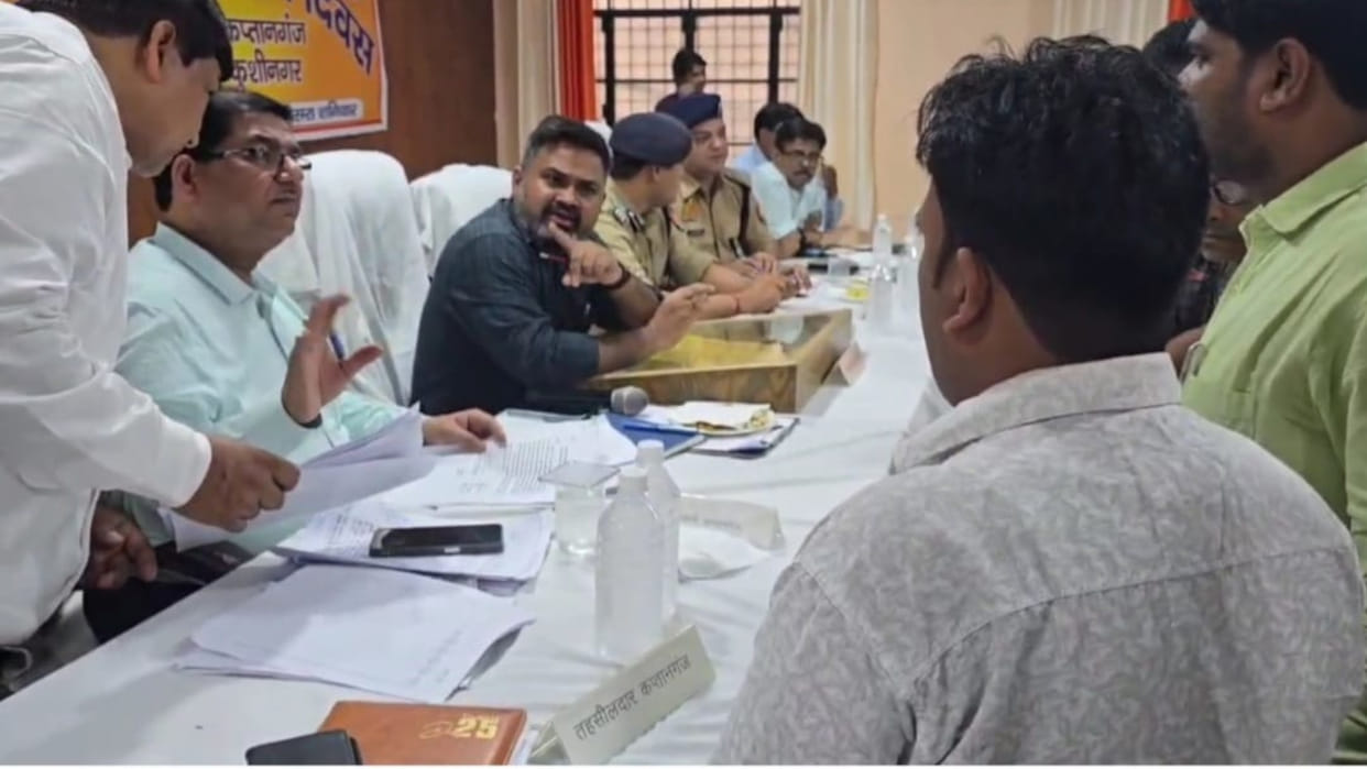 DM Kushinagar reprimanded the Tehsildar in the Sampoorna Samadhan Diwas, news in Hindi