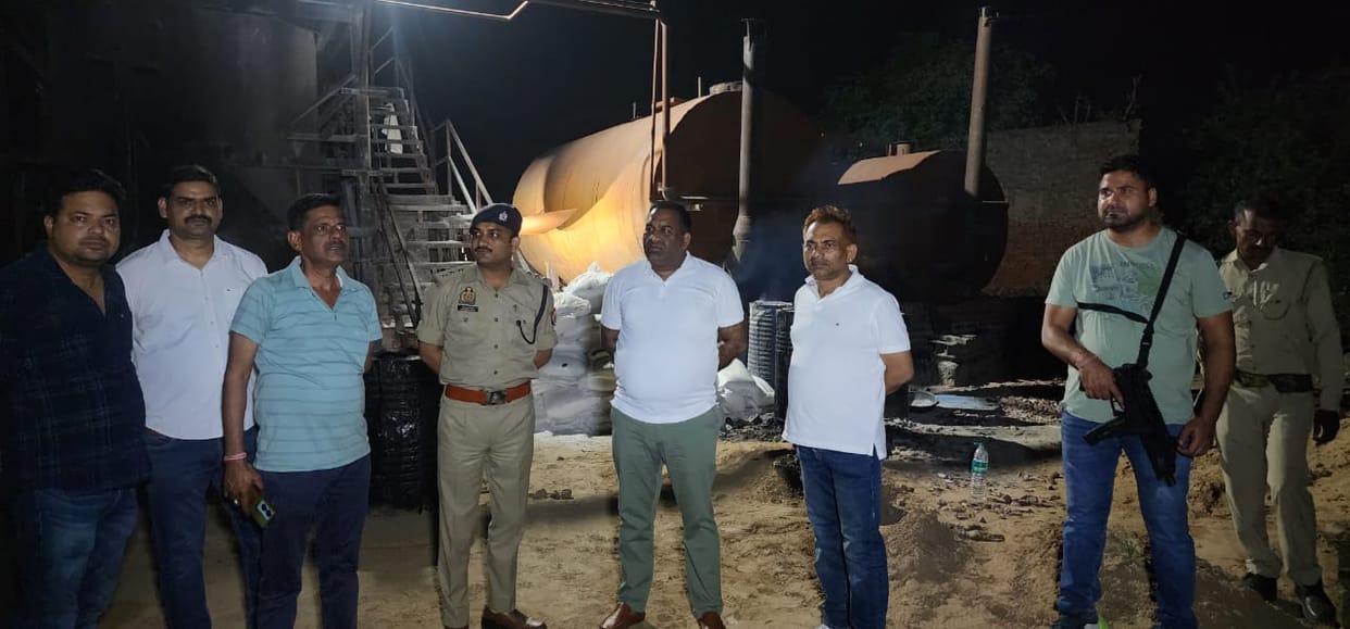 Lucknow STF caught black oil business in industrial area four people detained