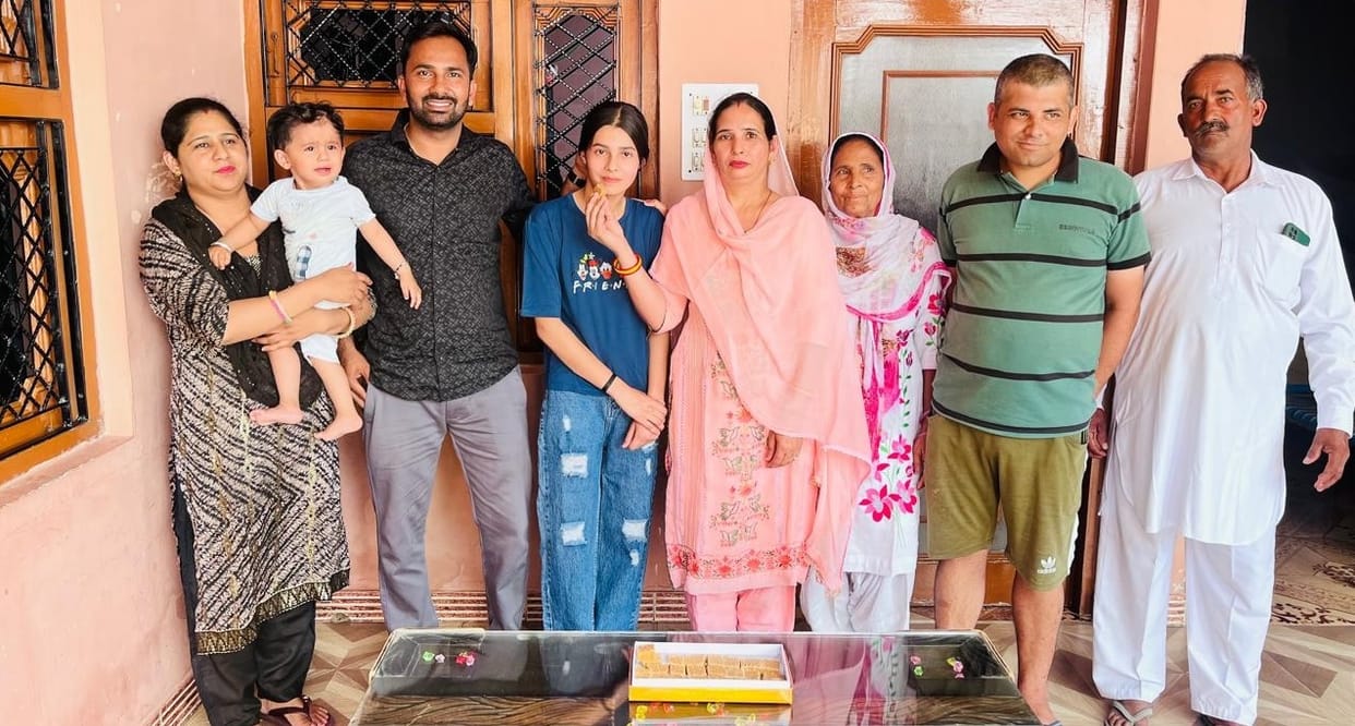 Mahi from Ambala topped the 10th class, said- she did not have a mobile phone that's why she got highest marks