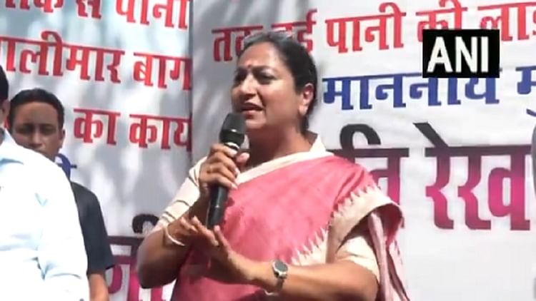 Delhi:  मुख्यमंत्री रेखा गुप्ता ने सिंगलपुर गांव में नई जल पाइपलाइन का किया उद्घाटन