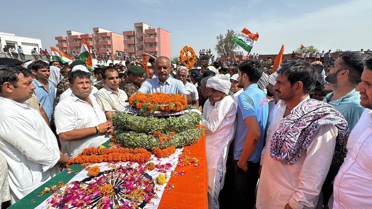 Martyr body reached home in Dadri Lance Naik Manoj Phogat immersed in Panchtatva, son Prince lit funeral pyre