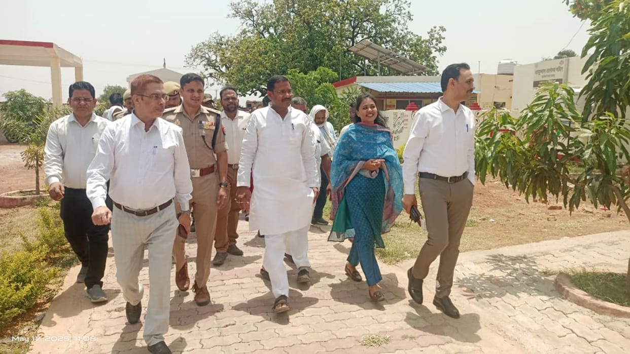 MLA and DM inspected the Panchayat Bhawan learned the reality of government schemes from the villagers