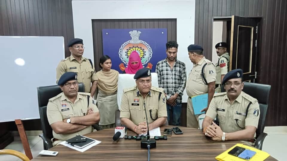 पुलिस की गिरफ्त में बांग्लादेशी नागरिक