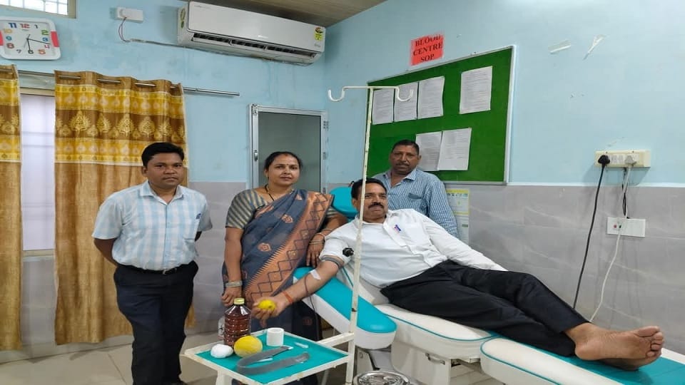 Celebrated 39th wedding anniversary in hospital by donating blood for 25th time in Balrampur Ramanujganj