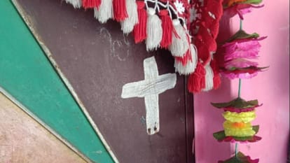 घर के दरवाजे पर बना क्रास का निशान (फाइल)