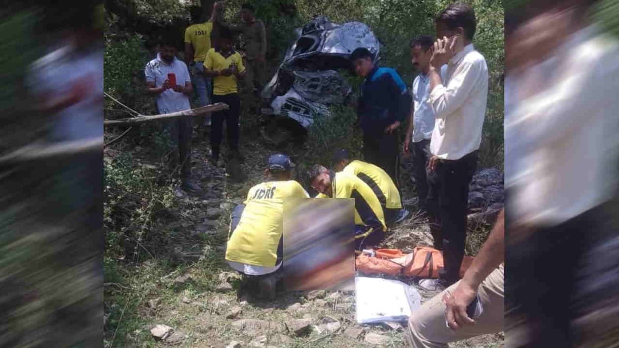 Accident in Tehri driver dies after car falls into ditch Uttarakhand News in Hindi