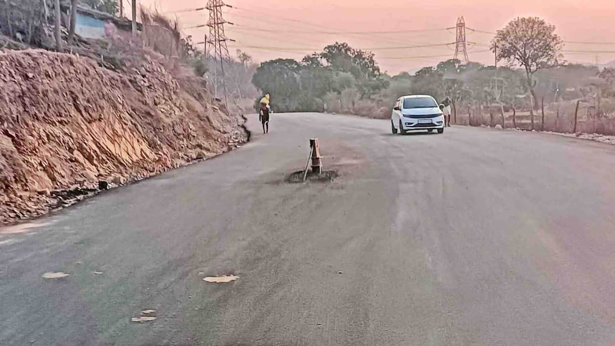 Maihar News: The contract company left a hand pump in the middle of the tar road in Maihar