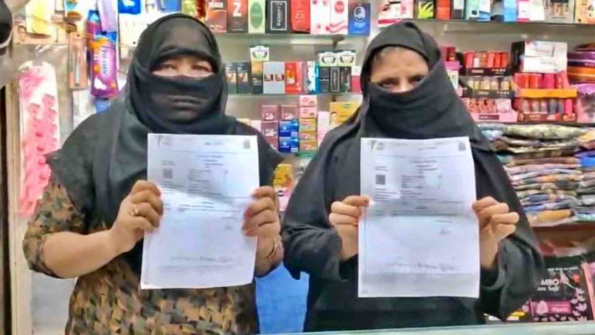 शिकायत दिखातीं पीड़ित दोनों बहनें।