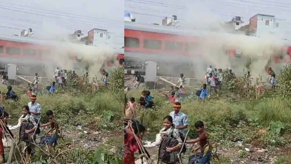 Smoke came out of Antyodaya Express going to Jalandhar passenger jump out by pulling chain in Sant Kabir Nagar