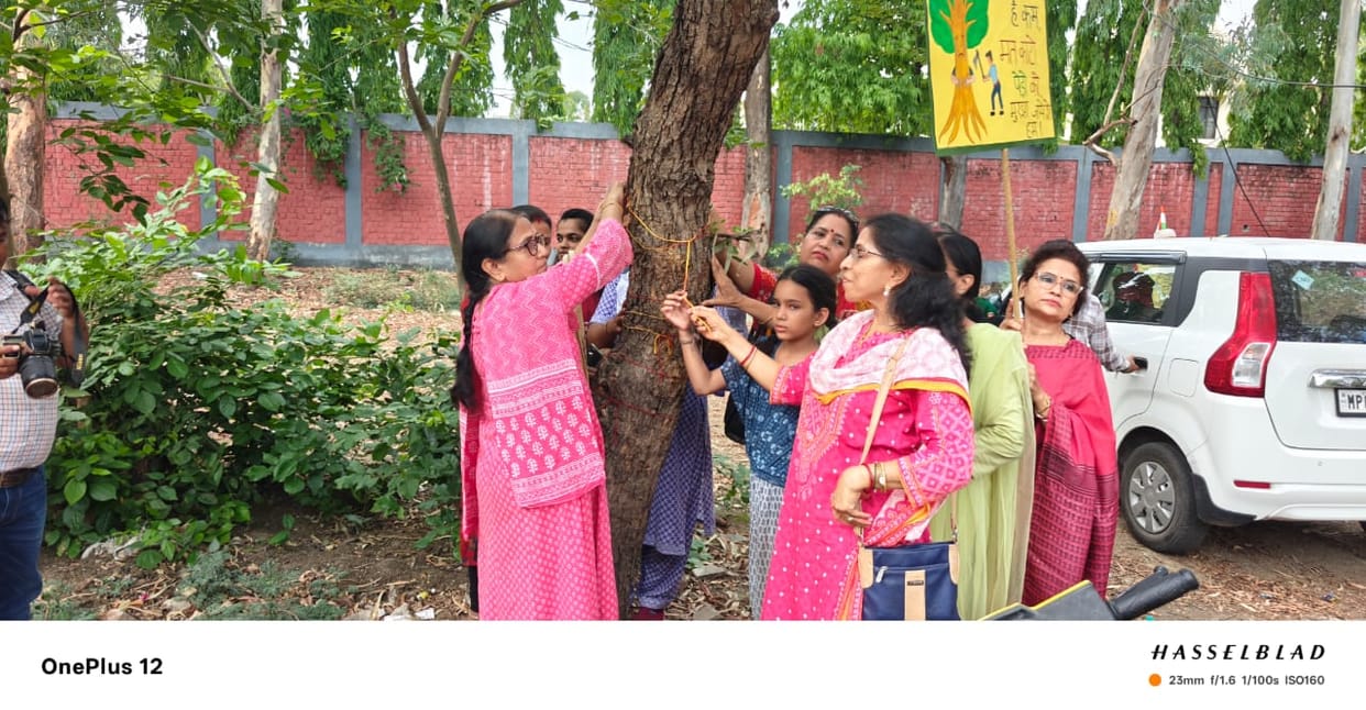 MP News: Unique protest against the cutting of 8000 trees in Bhopal, environmentalists tied protective threads