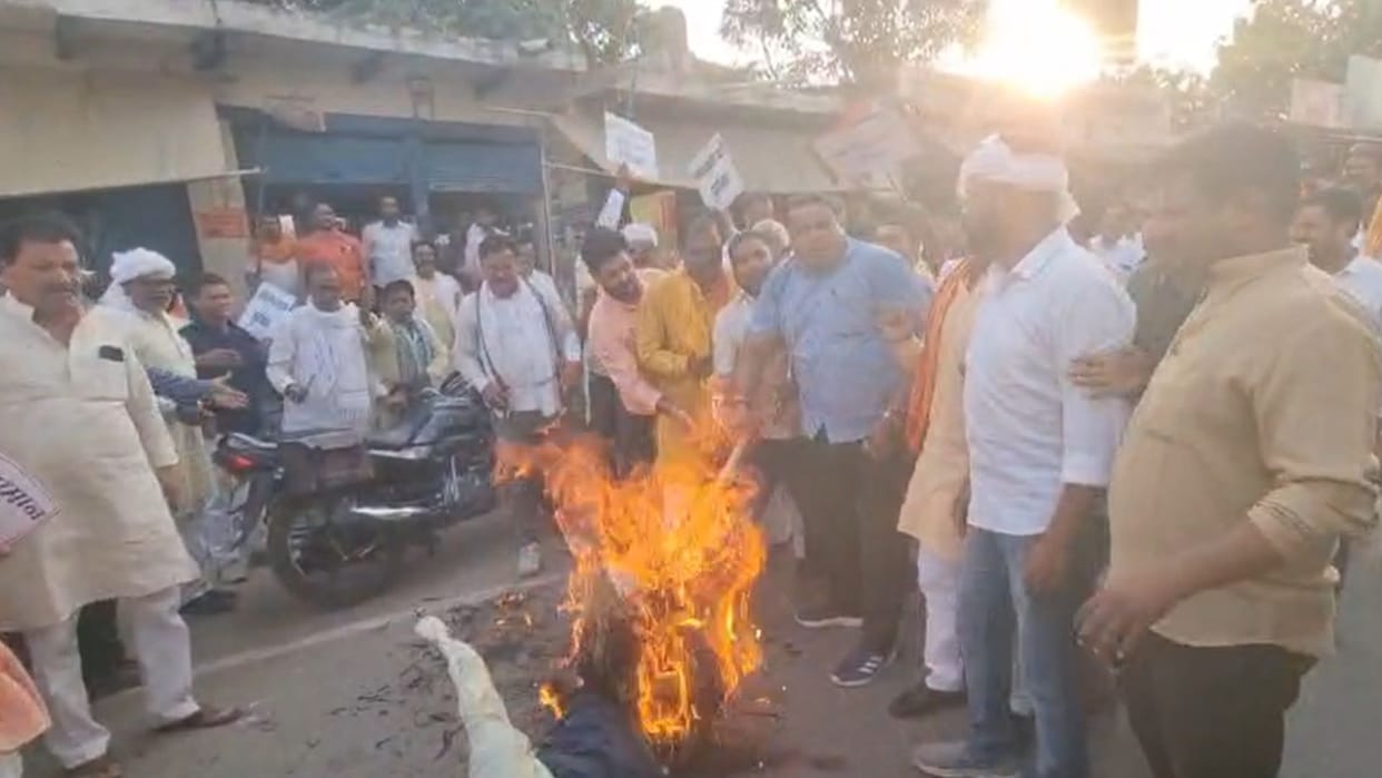 BJP workers burnt the effigy of SP chief Akhilesh anger over indecent remarks on Deputy CM