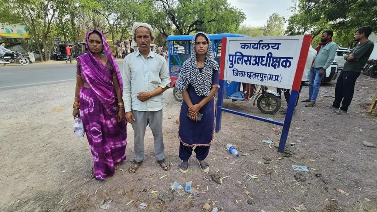 Chhatarpur News: Villagers are harassing the father for educating his seven daughters, appealed to the SP