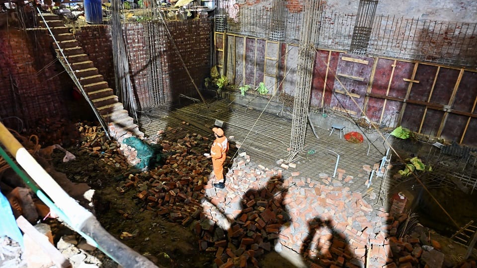Three people died due to the collapse of the basement wall of a hotel under construction in Paharganj