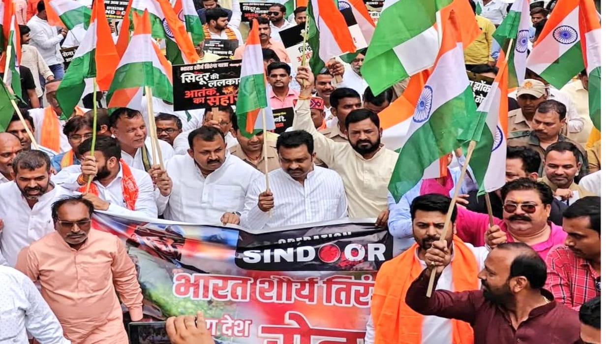 A grand military procession was taken out in Gorakhpur, slogans of victory were heard