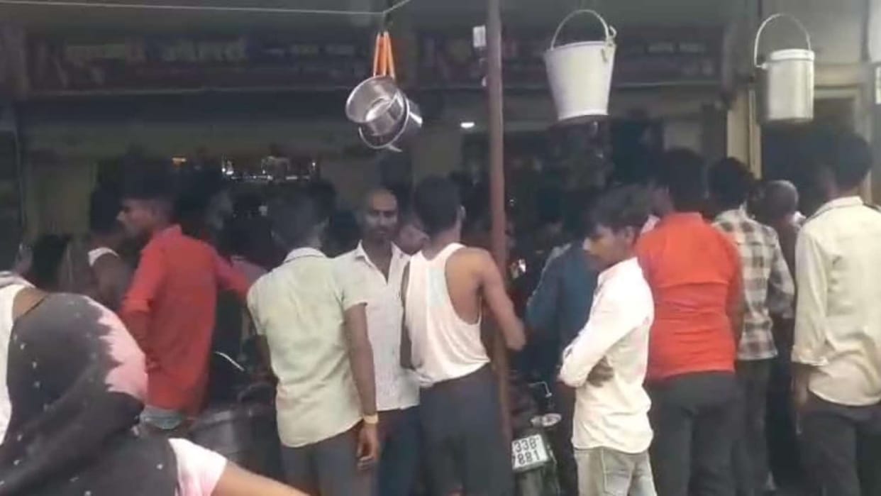 Criminals fired bullets during robbery of gold shop, shopkeeper seriously injured