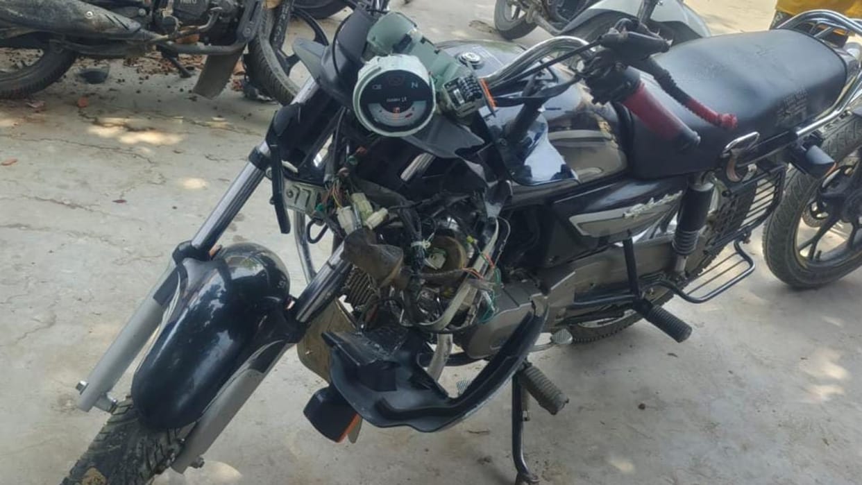 Father, son and relative riding a bike died after being hit by a truck