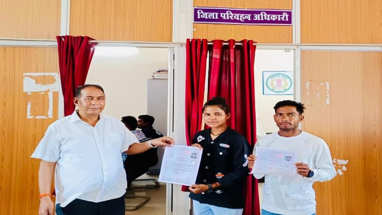 सुशासन तिहार-2025: समाधान शिविर में लर्निंग लाईसेंस मिलने पर विमला वंडो के चेहरे पर आई मुस्कान
