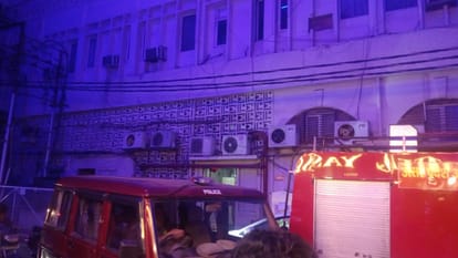 Lucknow: Fire broke out late at night in Mohan Hotel of Charbagh, people sleeping in rooms ran away to save th