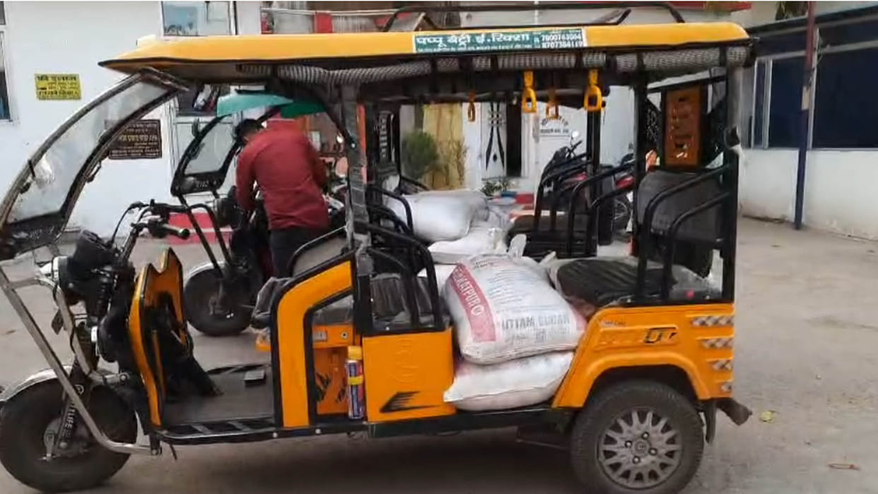 Banda: Food Safety Team caught five quintals of Khoya, brought from Jhansi, owner ran away
