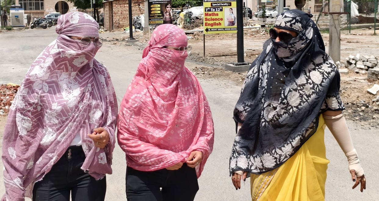 Heat wave in Haryana Temperature reached 44 degrees in Hisar, people scorched by hot winds throughout the day