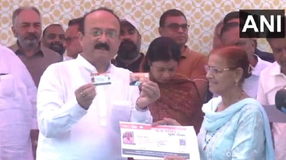 Delhi Minister Ashish Sood distributed Ayushman Vay Vandana cards