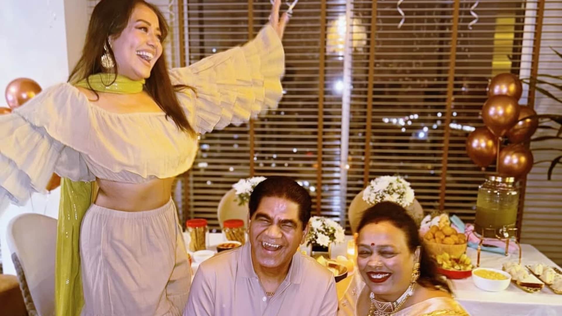 Sonu kakkar come together with tony and neha kakkar in marriage anniversary of her parents