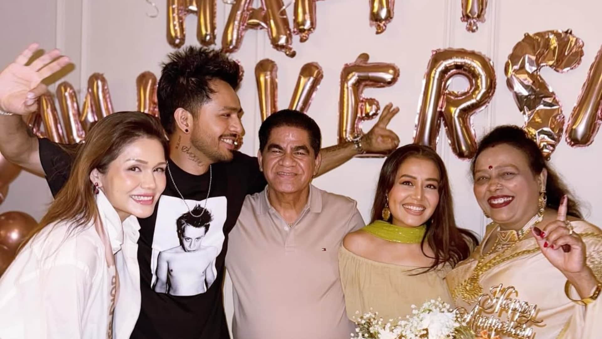 Sonu kakkar come together with tony and neha kakkar in marriage anniversary of her parents
