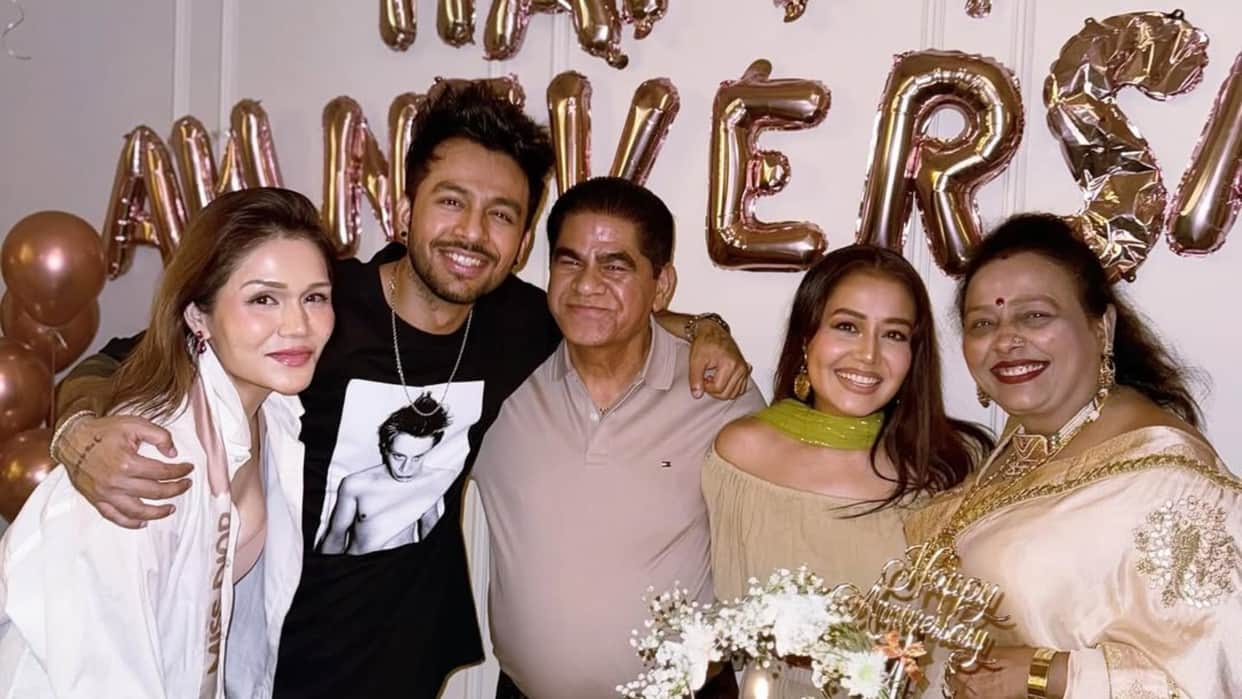 Sonu kakkar come together with tony and neha kakkar in marriage anniversary of her parents