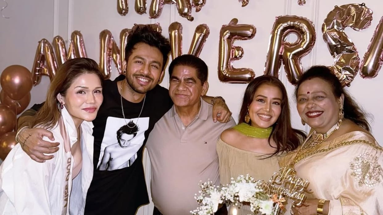 Sonu kakkar come together with tony and neha kakkar in marriage anniversary of her parents