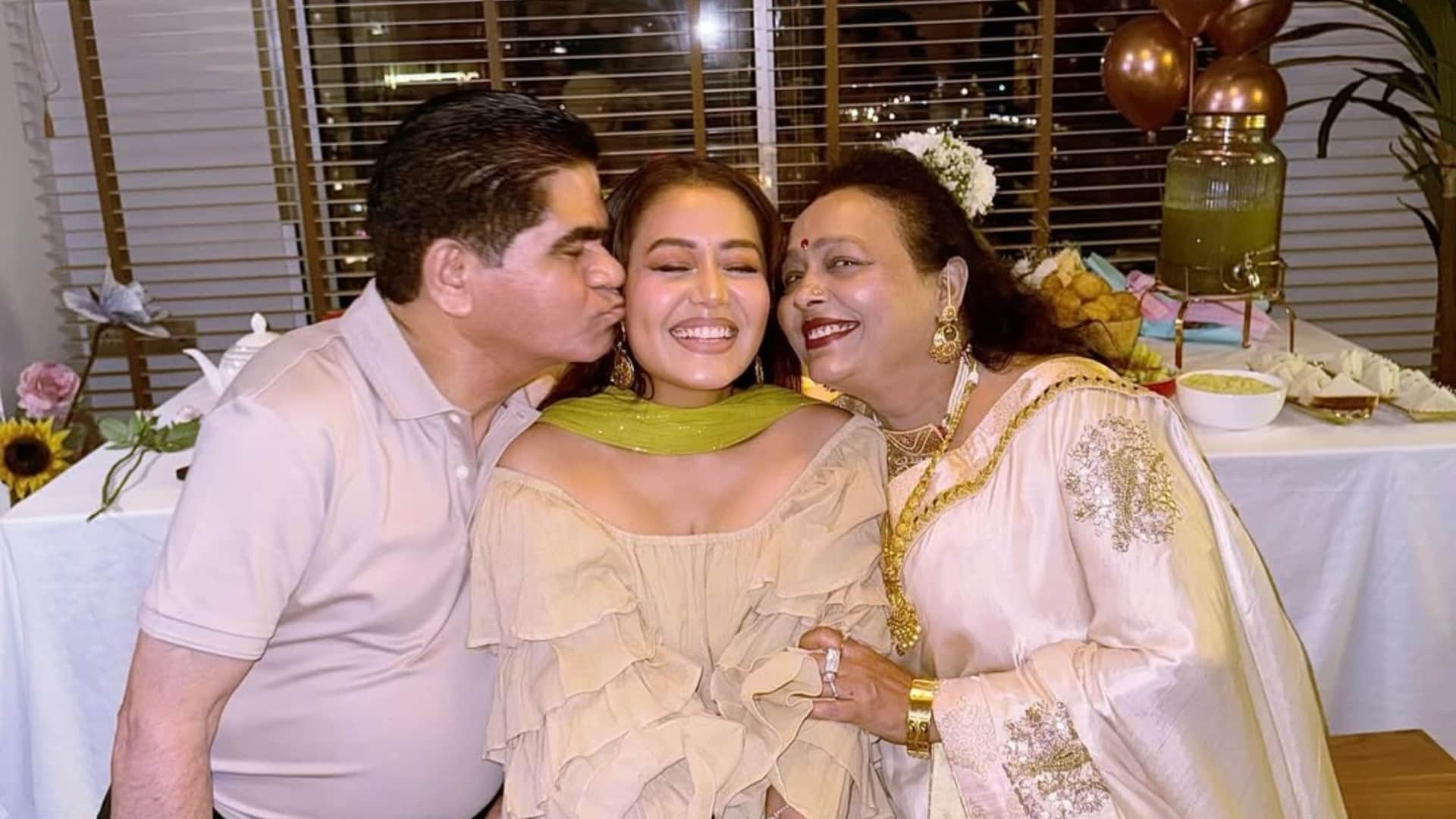 Sonu kakkar come together with tony and neha kakkar in marriage anniversary of her parents