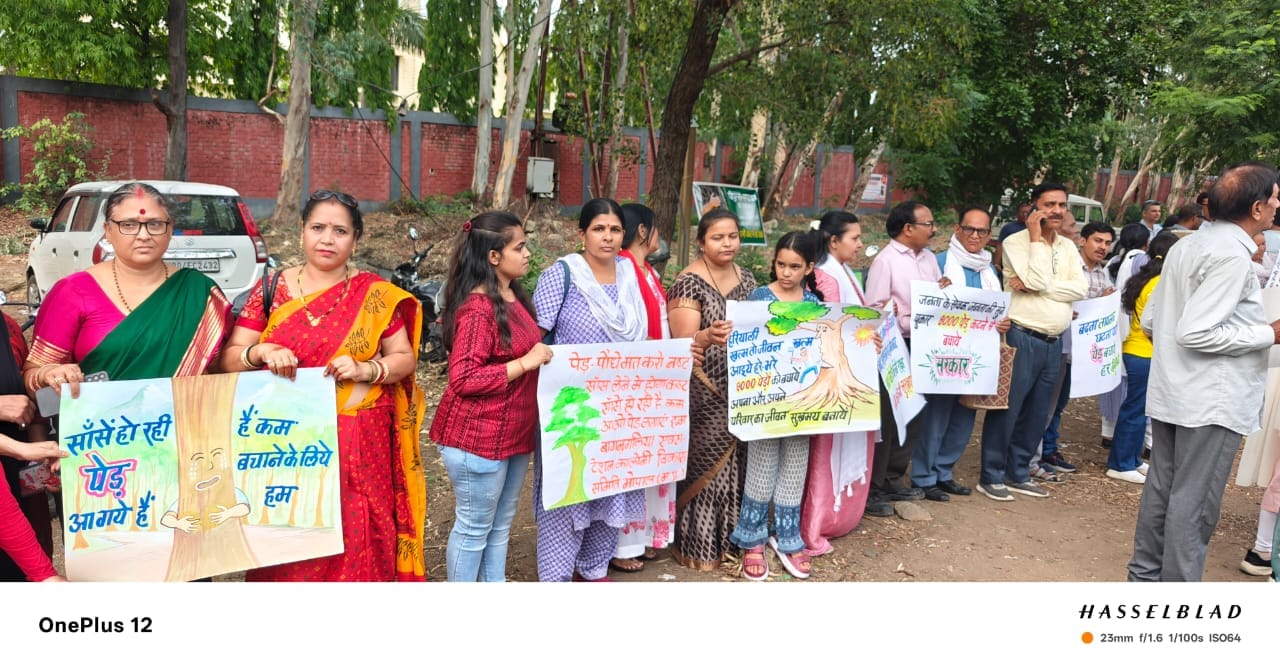 MP News: Unique protest against the cutting of 8000 trees in Bhopal, environmentalists tied protective threads
