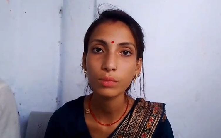 woman jewellery was taken off by keeping knife on neck of an innocent child