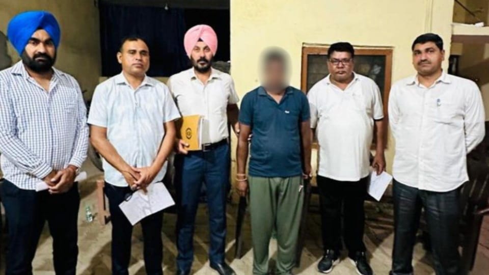 ACB caught home guard taking bribe of 10 thousand rupees in Yamunannagar