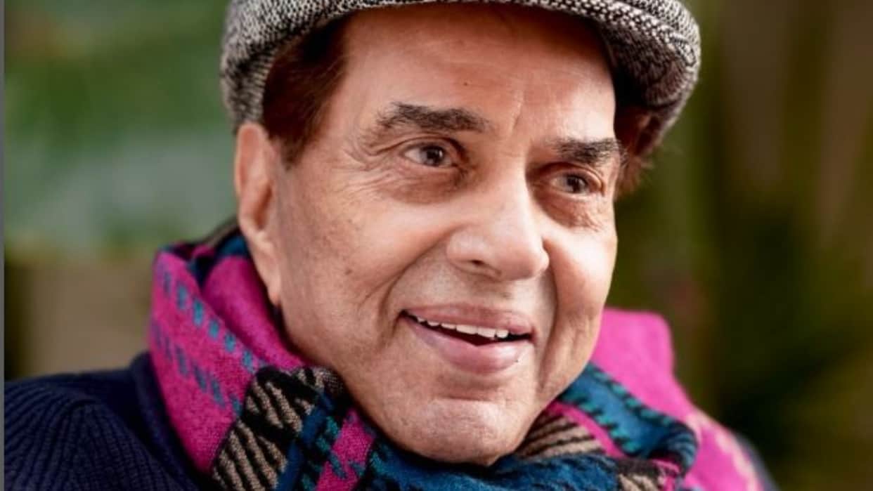 Dharmendra shares picture with late actor Ashok Kumar and takes autograph