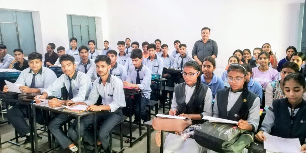 Meerut: Amar Ujala's essay competition concluded in the district, students of secondary schools participated
