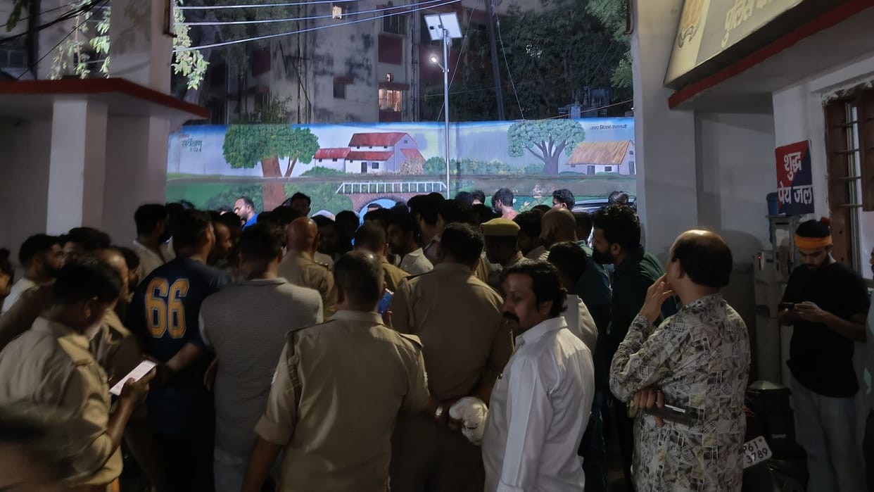 BHU students surrounded the police station accused the exiled criminal of escaping in front of Lanka police